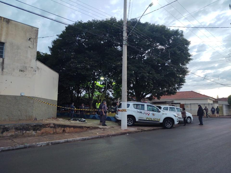 Foto 1 de 2 — Assassinato: Homem é morto a pauladas em praça durante madrugada